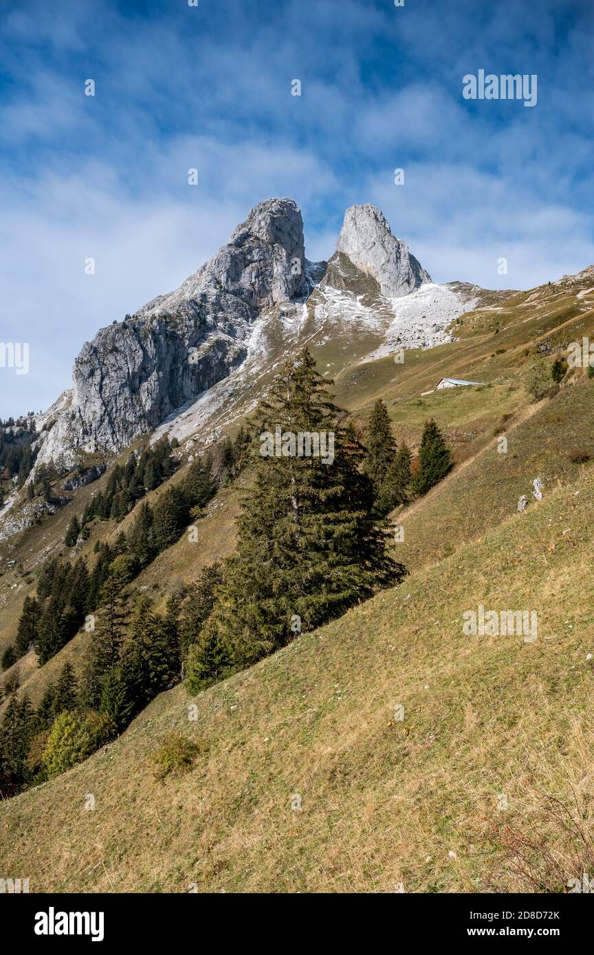 Spettacolare picco di Les Jumelles e Valle al Lac du Taney Foto Stock