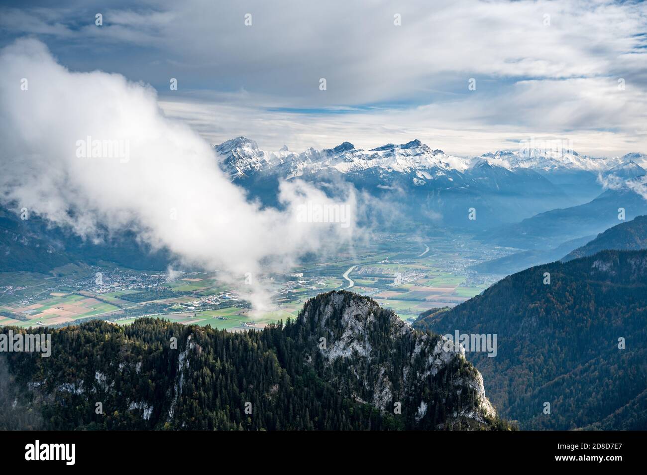 Panorama con la Valle del Rodano meridionale tra cui Aigle e le vette Di Mouveran e Dent de Morcles Foto Stock