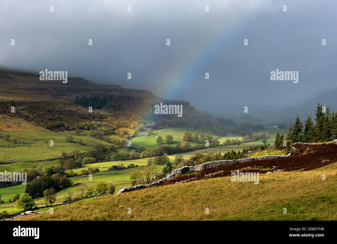 Tempesta d'autunno e arcobaleno su Wharfedale, vicino a Kettlewell nello Yorkshire Dales National Park, Regno Unito. Foto Stock