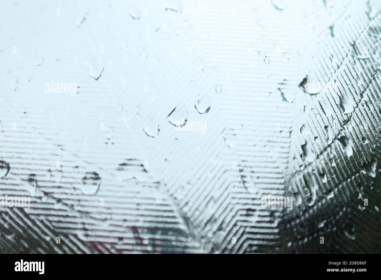 Pioggia d'acqua su una finestra di vetro smerigliato, sfondi astratti Foto Stock