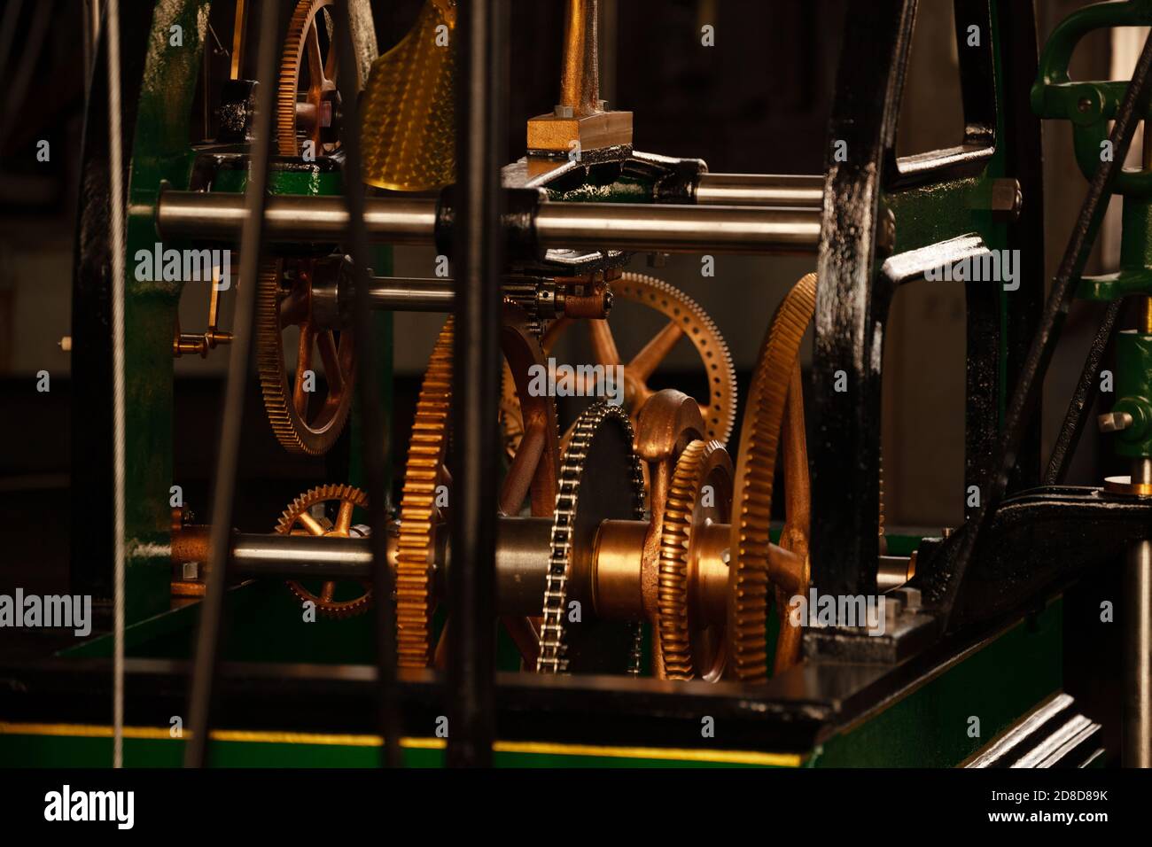 Vecchio meccanismo della torre dell'orologio con ingranaggi e catene colore cooper Foto Stock