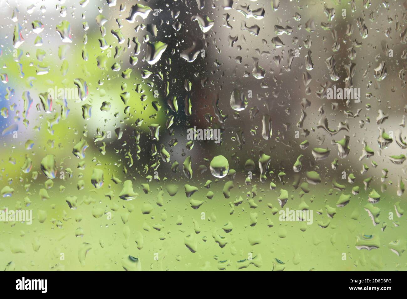 pioggia d'acqua su una finestra di vetro, tempo bagnato Foto Stock