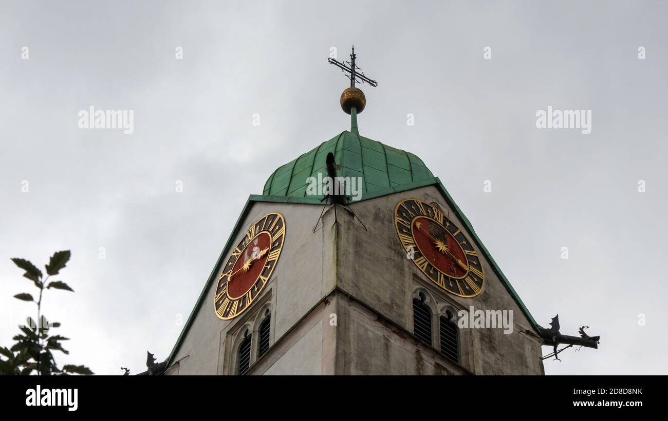 Torre medievale della chiesa dalla prospettiva della rana Foto Stock
