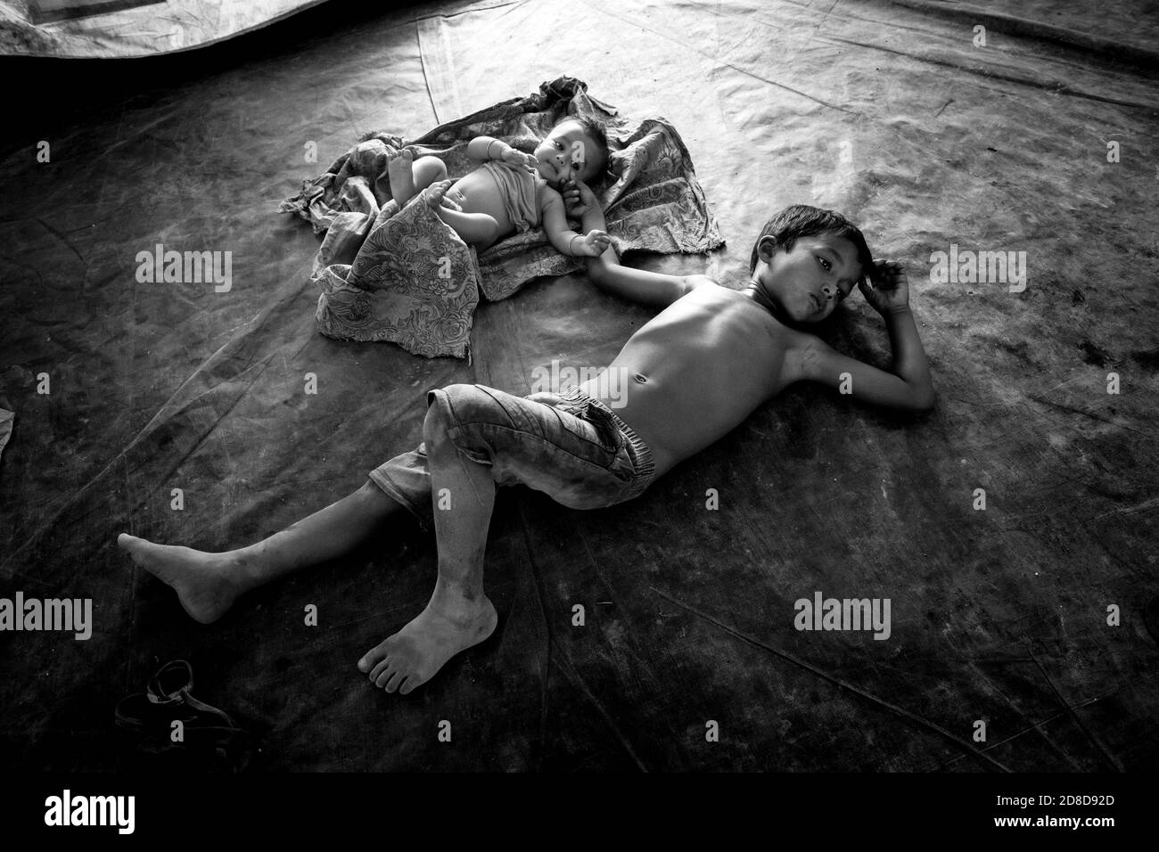 Bangladesh, Bazaar di Cox. Rifugiati Rohingya al centro di transito di Kutupalong . Oltre 650,000 Rohingya hanno attraversato il confine con il Bangladesh dall’agosto dello scorso anno, in fuga dalle violenze. Foto Stock