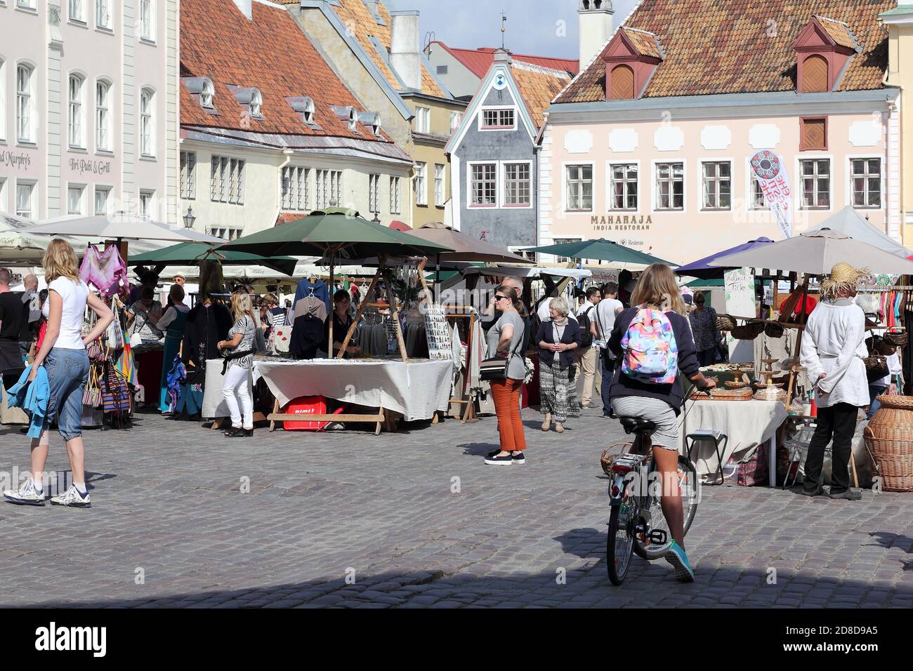Mercato dell'artigianato e dell'arte sulla piazza del municipio in La capitale estone Tallinn Foto Stock