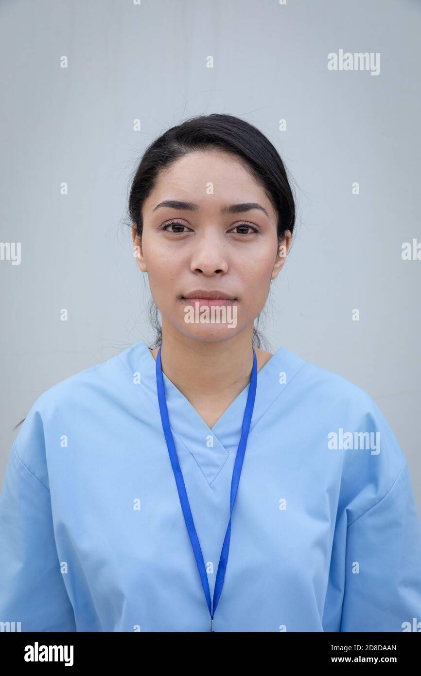 Ritratto di donna professionista della salute su sfondo grigio Foto Stock