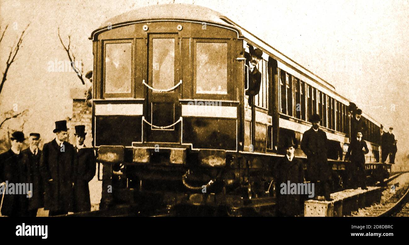 1903 - l'elettricità sostituisce il vapore sulle linee metropolitane metropolitane e metropolitane dei treni di Londra. Fotografia ufficiale del primo dei nuovi treni costruiti da Brush Traction. Due treni prototipo sono stati testati nel 1903, e subito dopo le unità elettriche multiple sono state ordinate per sostituire le locomotive a vapore e le carrozze. Alla fine del 1905 tutti i servizi di trasporto passeggeri utilizzavano treni elettrici anziché a vapore. Nel 1923 sono state acquistate automobili in acciaio per sostituire alcune delle prime unità in legno e nel 1926 tutte le carrozze in legno sono state sostituite. Foto Stock