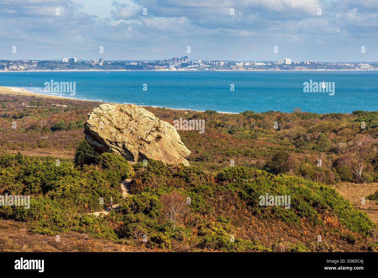 Agglestone Rock su Godlingston Heath con Studland Beach e Bournemouth in lontananza, Dorset, Inghilterra Foto Stock