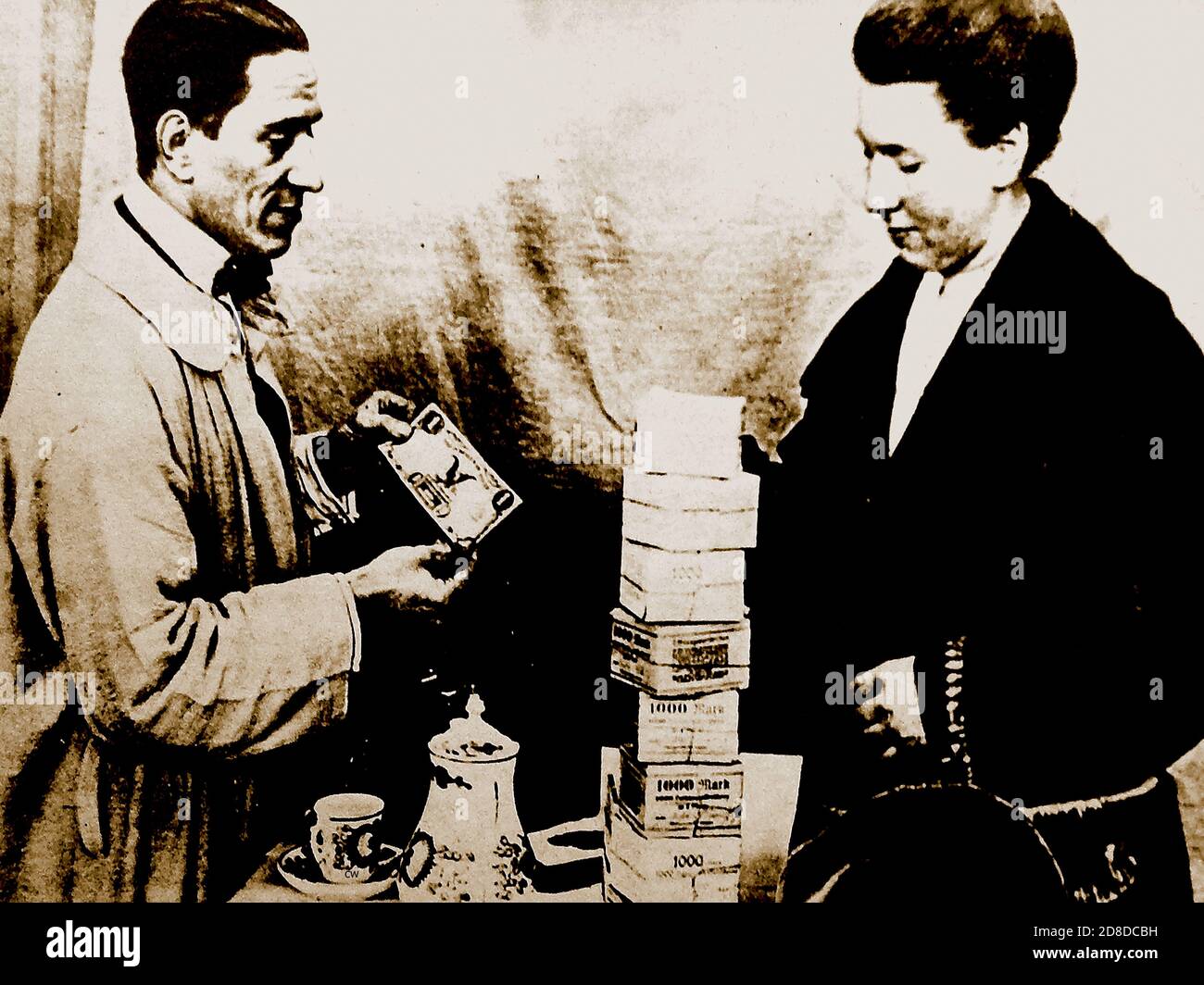 Iperinflazione nella Repubblica di Weimar - una donna americana si vede scambiarsi un dollaro per una grande pila di marchi di carta tedeschi - -- iperinflazione ha colpito il Papiermark tedesco (marchio di carta), la loro valuta standard. Tra il 1921 e il 1923, e soprattutto nel 1923, la svalutazione provocò il caos politico e fu responsabile dell'occupazione della Ruhr da parte di Francia e Belgio. Inoltre ha causato l'angoscia e la miseria per la popolazione locale. Da novembre 1923, il dollaro degli Stati Uniti era degno 4,210,500,000,000 contrassegni tedeschi ed un filone di pane costato 200,000,000,000 contrassegni Foto Stock