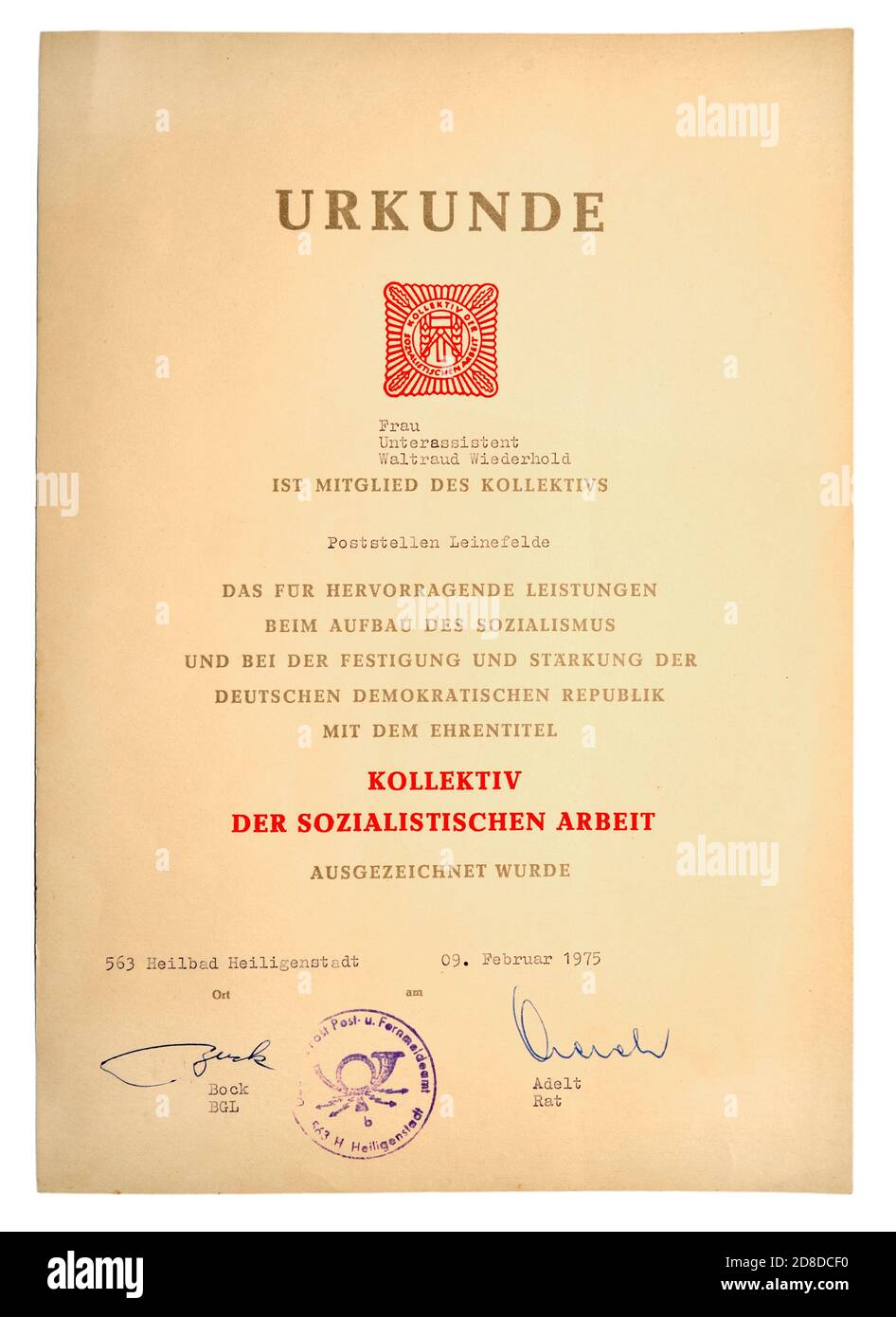 Certificato tedesco-orientale rilasciato all'assistente post-junior Waltraud Wiederhold per il suo eccellente risultato nella causa del socialismo in tedesco. Foto Stock