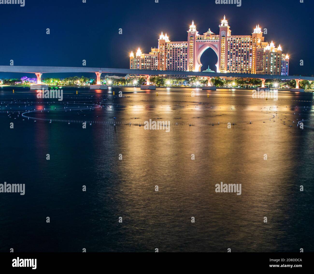 Atlantis, popolare hotel a cinque stelle a Dubai, Emirati Arabi Uniti di notte. La monorotaia che conduce all'hotel può essere vista anche nella foto. All'aperto. Foto Stock