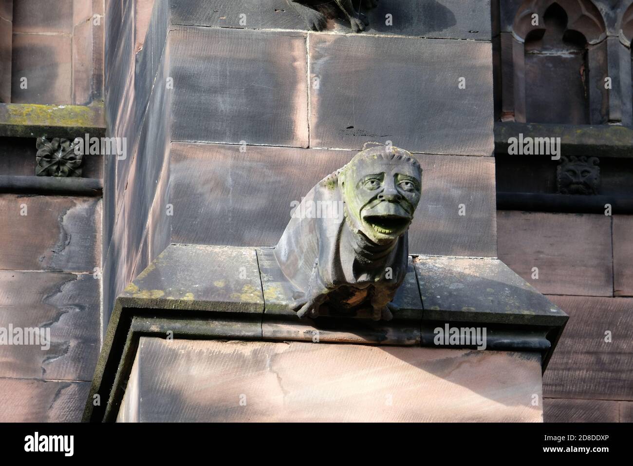 Un gargoyle all'esterno della Cattedrale di Chester, Cheshire, UK. Foto Stock