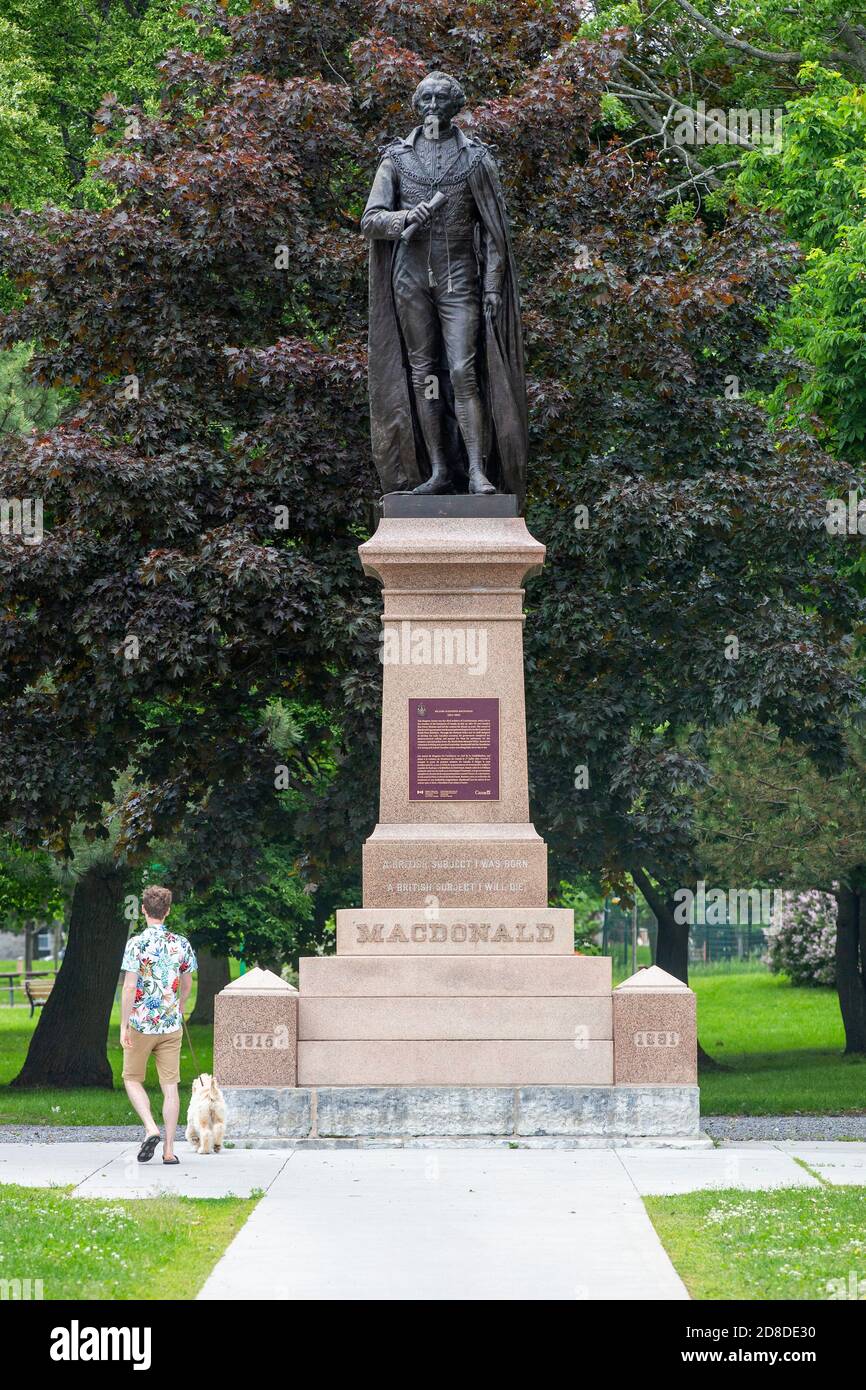 Statua del CanadaÕs primo ministro John A. Macdonald nel parco cittadino di Kingston, Ontario, giovedì 11 giugno 2020. Foto Stock