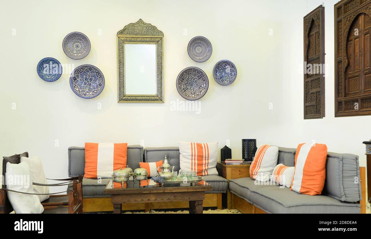Interno di una camera decorata in stile orientale, in stile marocchino nel soggiorno. In stile marocchino nel soggiorno Foto Stock