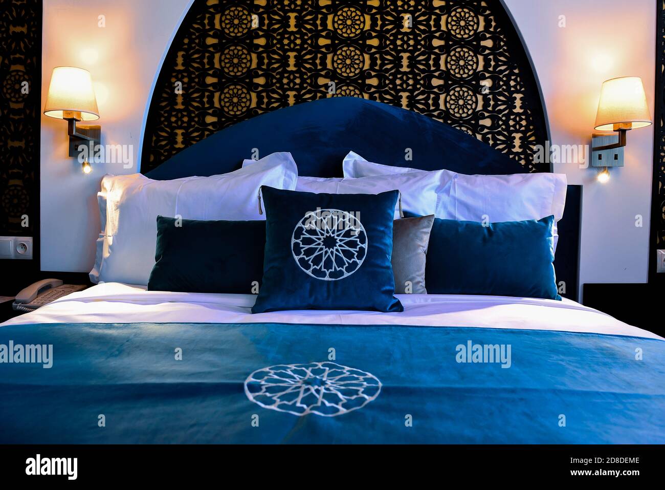 Camera d'albergo in Marocco. Mobili marocchini e incisione marocchina Foto Stock
