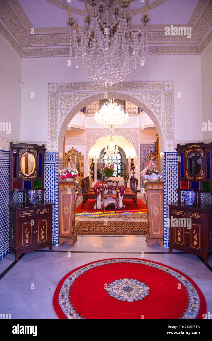 Interno di una camera decorata in stile orientale, in stile marocchino nel soggiorno. In stile marocchino nel soggiorno Foto Stock
