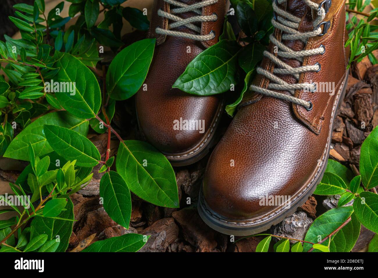 Stivali in vera pelle da uomo. Stivali impermeabili per camminare in montagna. Stivali rigidi Foto stock Alamy