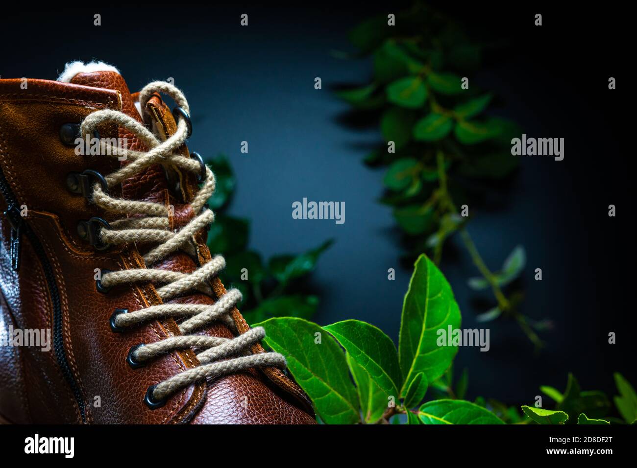 Stivali in vera pelle da uomo. Stivali impermeabili per camminare in  montagna. Stivali rigidi Foto stock - Alamy