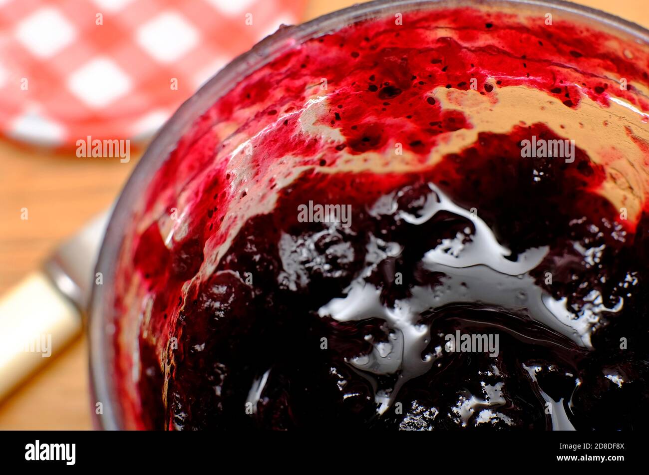 marmellata di mirtilli selvatici in vaso di vetro aperto, norfolk, inghilterra Foto Stock