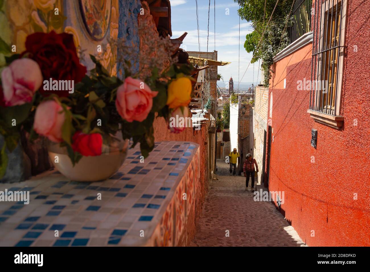 Strada stretta e vecchi edifici a San Miguel de Allende, Messico Foto Stock