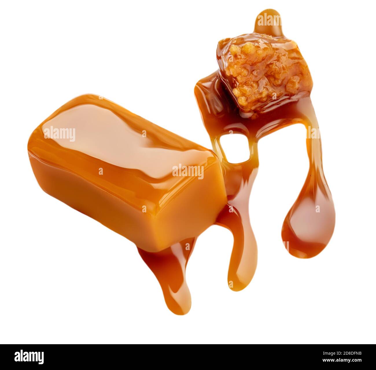 Composizione di caramelle morbide isolate su sfondo bianco, vista dall'alto. Pezzi di caramello dolce con salsa o sciroppo d'acero Foto Stock