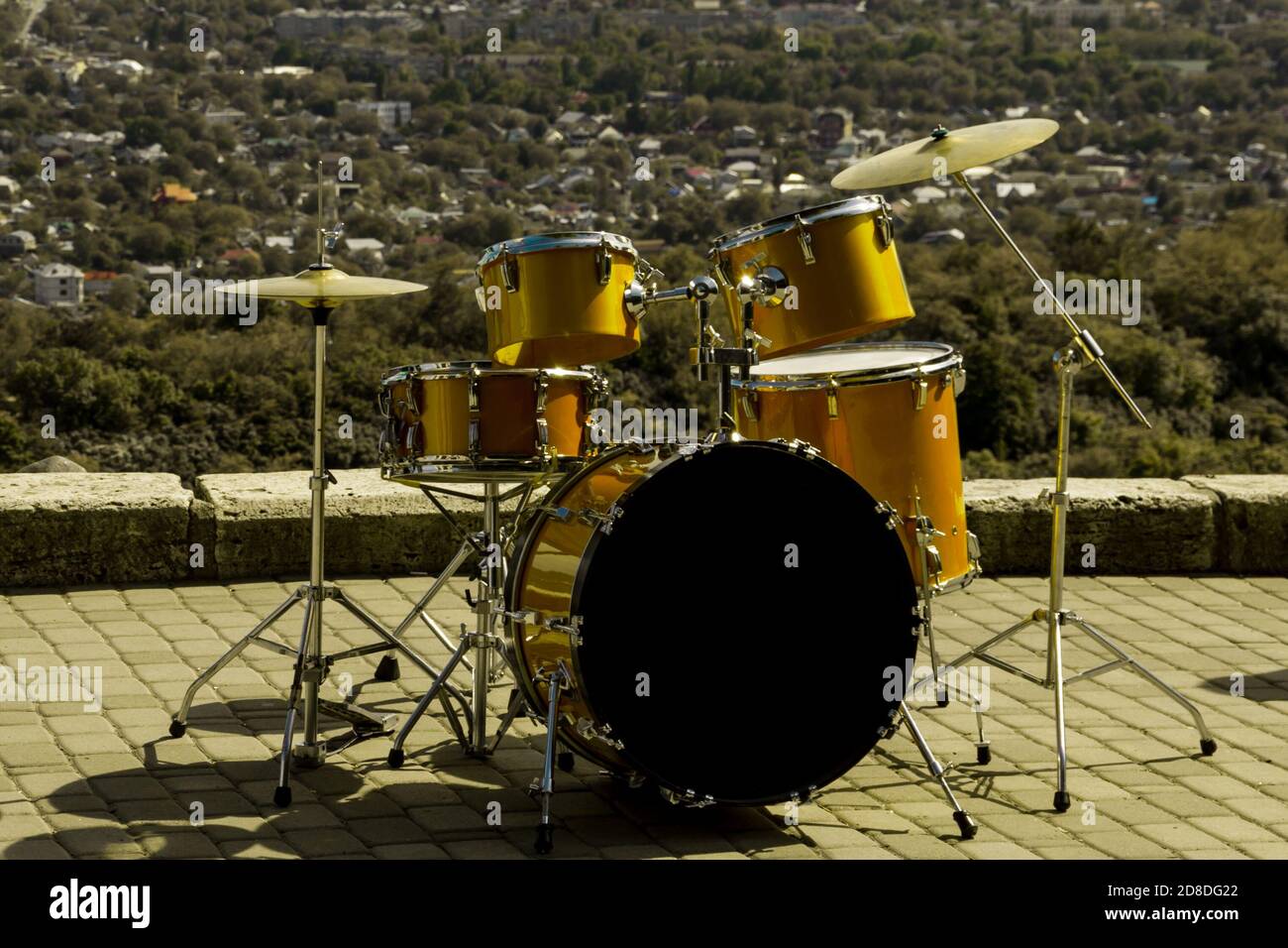 tamburo giallo dorato sul ponte di osservazione della montagna, preparazione del concerto Foto Stock