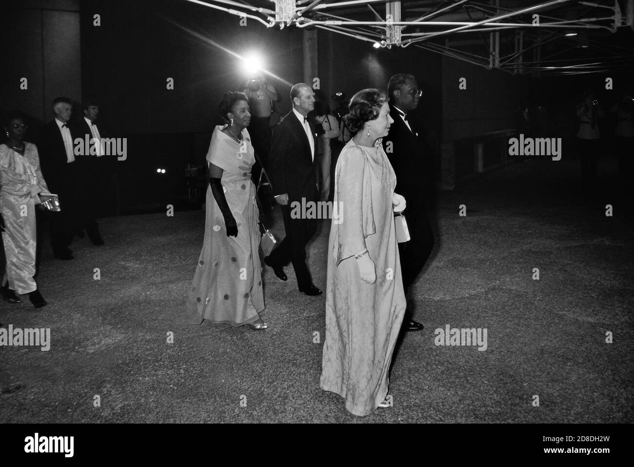 La regina Elisabetta II accompagnata dal principe Filippo, duca di Edimburgo, partecipa a uno spettacolo di gala presso la Frank Collymore Hall, durante una visita di quattro giorni all'isola caraibica delle Barbados. 8 marzo 1989. Foto Stock