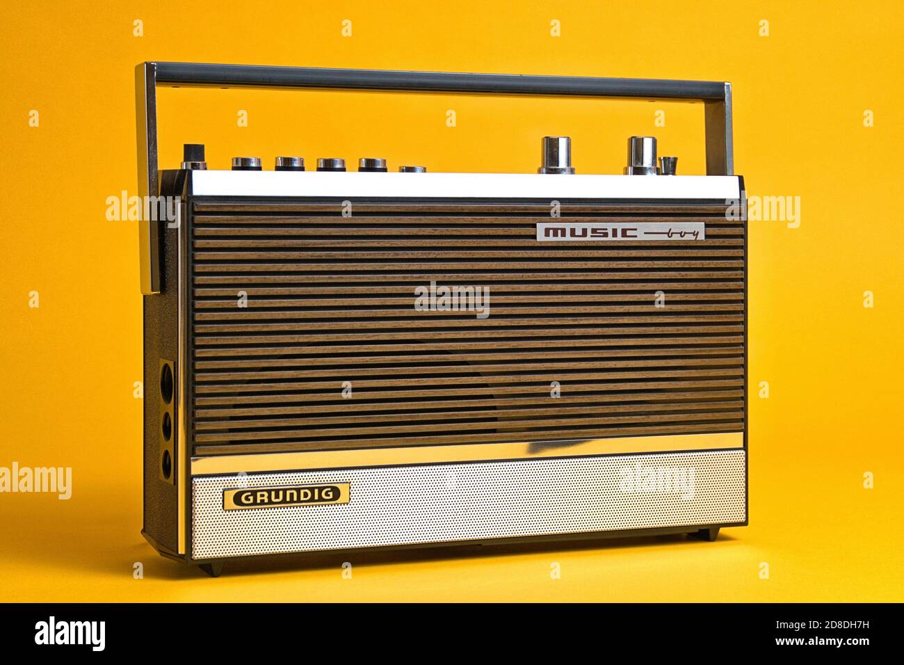 Schleswig, Germania. 28 Ott 2020. Una vecchia radio portatile realizzata da  Grundig, tipo Music-Boy 209, costruita e venduta dal 1969 al 1970. Foto su  uno sfondo vintage in stile anni '70. La