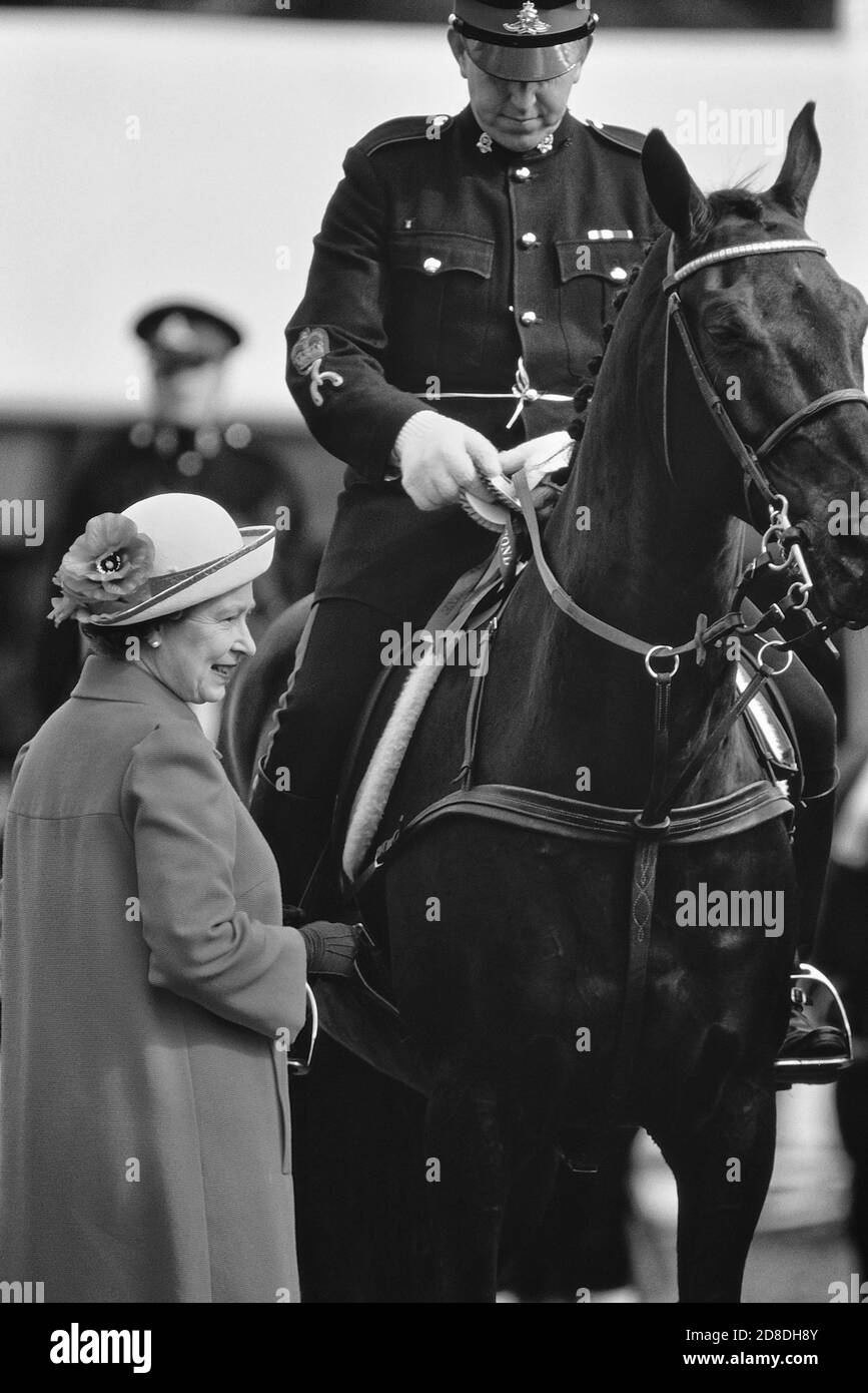 La Regina Elisabetta II presenta rosette al Royal Windsor Horse Show al Castello di Windsor. Berkshire, Inghilterra, Regno Unito 1989 Foto Stock