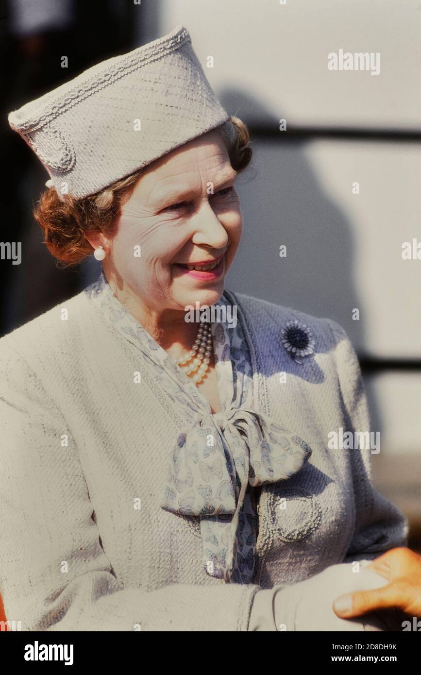 La regina Elisabetta II, che indossa una tuta progettata dallo stilista John Anderson, all'Asda Festival of British Food & Farming, Hyde Park, Londra, Inghilterra, Regno Unito. 5-7 maggio 1989 Foto Stock