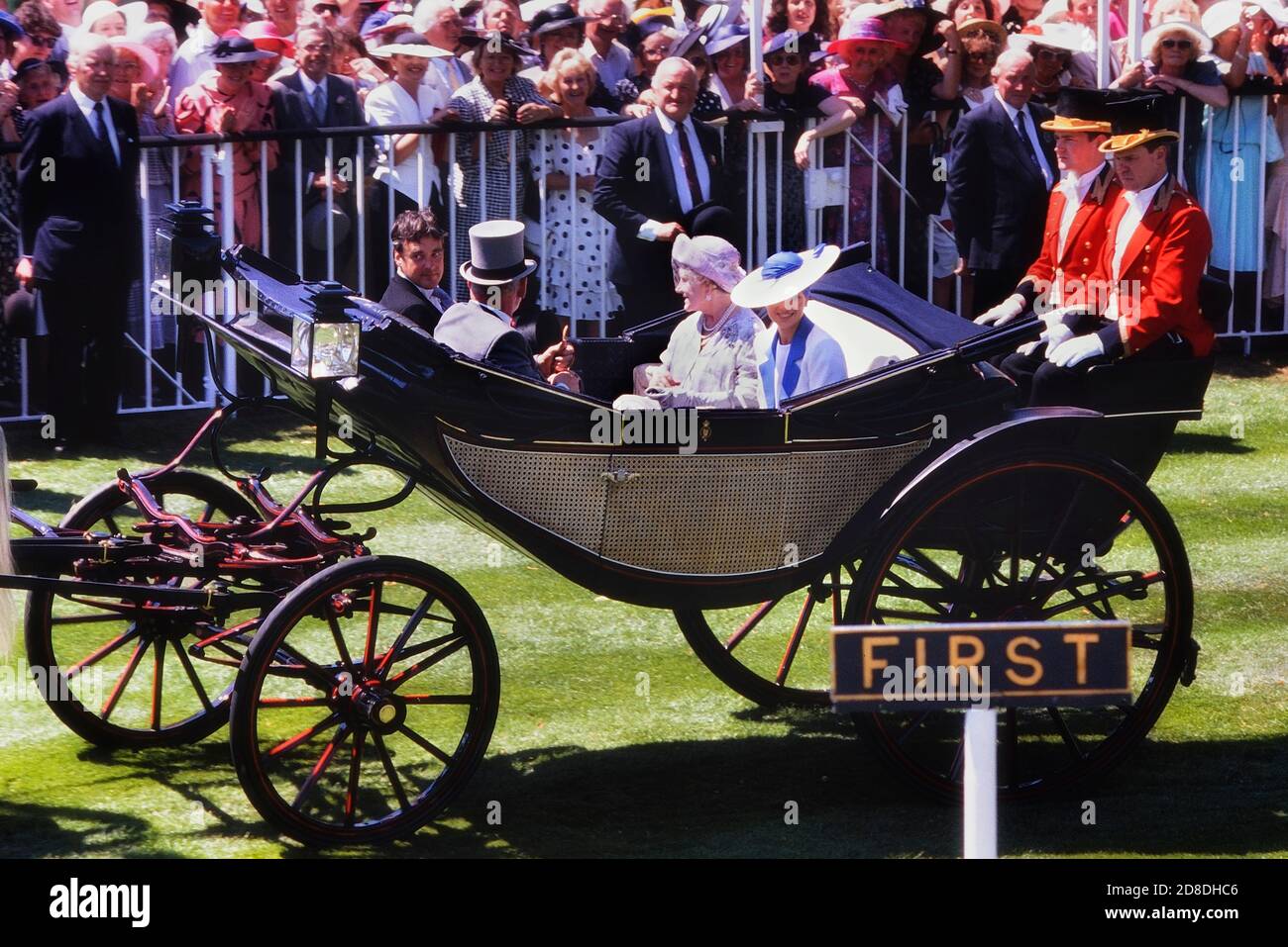 La Regina Madre e la Principessa Diana del Galles arrivano a cavallo in carrozza per le regate Royal Ascot, Berkshire, Inghilterra, Regno Unito. 1989 Foto Stock