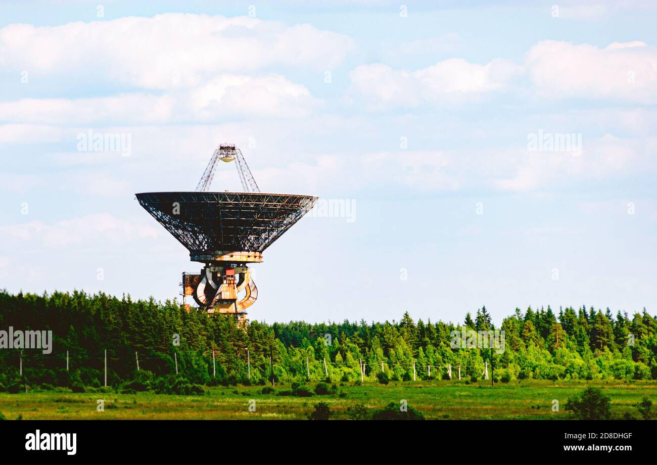 Radio Astronomia Osservatorio con un radiotelescopio RT-64 (TNA-1500) utilizzato per lo studio di pulsar e pianeti del sistema solare, Kalyazin, Russia Foto Stock