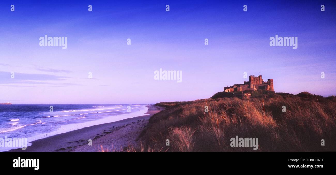 La spiaggia di Bambburgh e il castello di Bambburgh sulla costa nord-orientale dell'Inghilterra. Northumberland. Inghilterra. REGNO UNITO Foto Stock