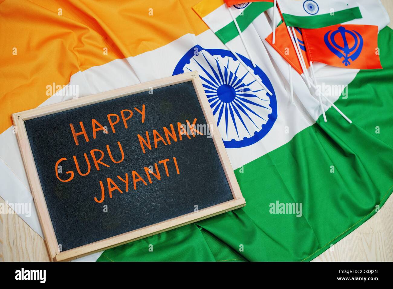Tema Happy Guru Nanak Jayanti. Tavola con bandiere. Foto Stock