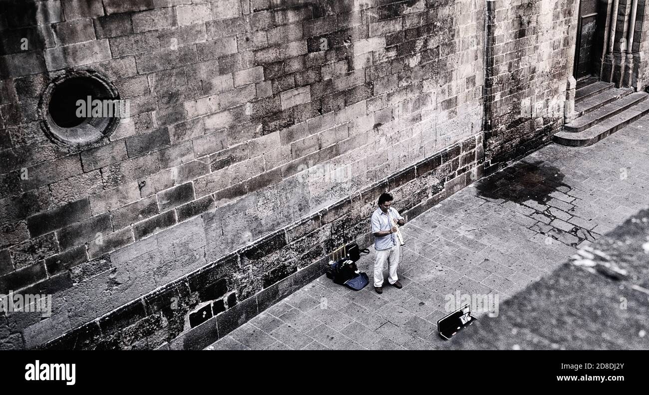 Musicista di strada busker che suona nelle strade secondarie di Barcellona. Catalano. Spagna. Europa Foto Stock