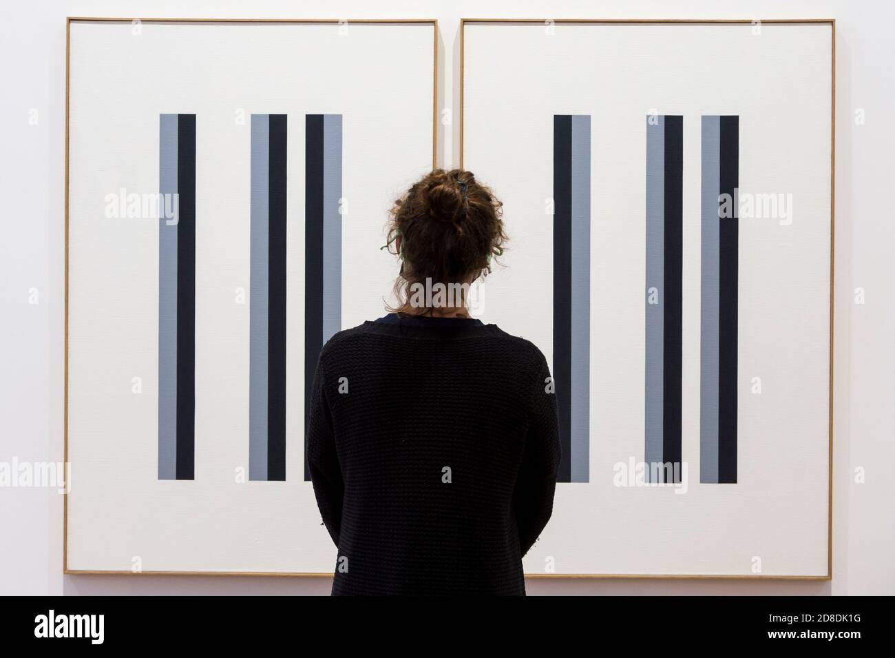 Londra, Regno Unito. 29 ottobre 2020. Un membro dello staff si pone accanto a 'Ohne Titel', 1977, da Verena Loewensburg. Anteprima di "Female minimal: Astrazione nel campo espanso", una mostra di arte astratta geometrica alla Galerie Thaddeus Ropac di Mayfair. In esposizione sono opere di 13 artisti femminili provenienti da 10 paesi, molti dei quali sono stati precedentemente scritti dalla storia dell'arte a causa del loro genere o della loro politica in quel momento. Lo spettacolo si svolge dal 29 ottobre al 18 dicembre. Credit: Stephen Chung / Alamy Live News Foto Stock
