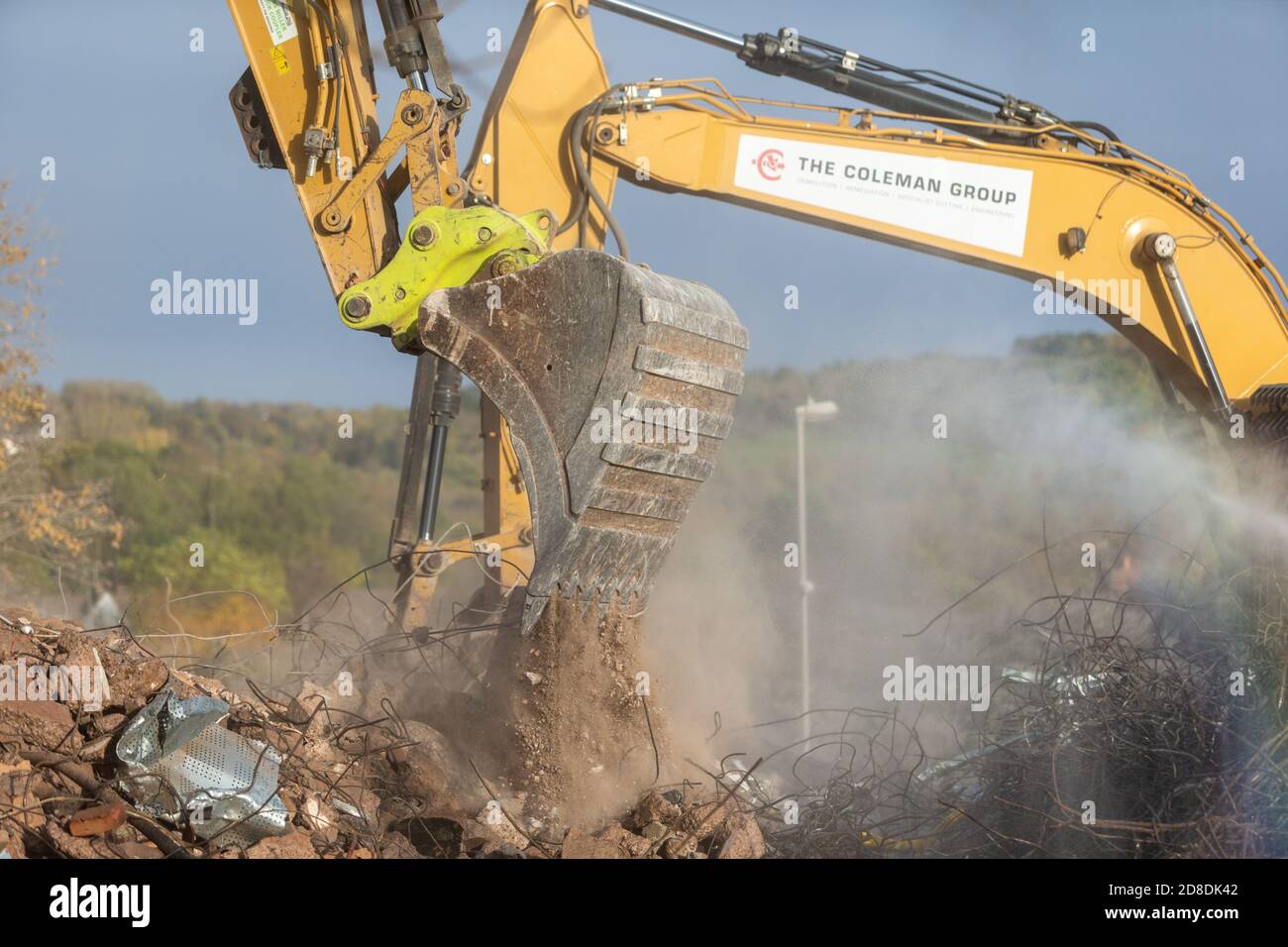 Appaltatori che lavorano alla demolizione di un edificio, Regno Unito Foto Stock