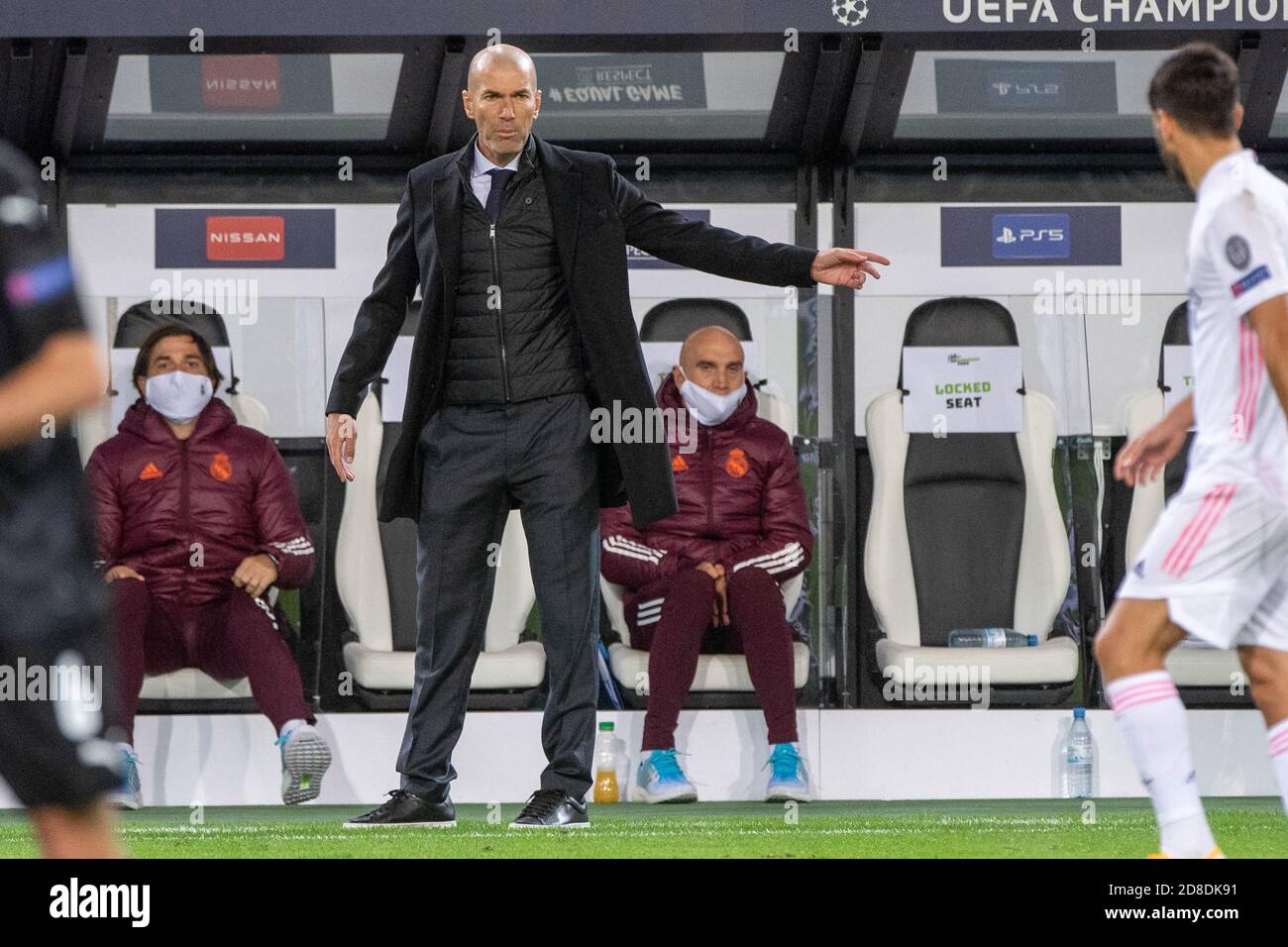 Allenatore Zinedine ZIDANE (REAL) dà istruzioni, istruzioni, Champions League di calcio, palco di gruppo, gruppo B, giorno 2, Borussia Monchengladbach (MG) - Real Madrid (REAL) 2: 2, il 27 ottobre 2020 a Borussia Monchengladbach / Germania. Â | utilizzo in tutto il mondo Foto Stock