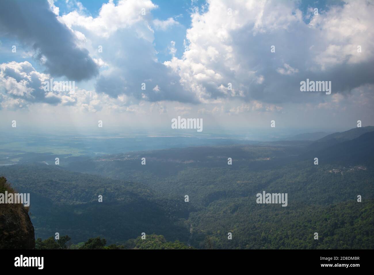 Cielo naturale e nuvole a Cherrapunji nello stato di Megalaya dell'India, India del Nord-Est Foto Stock