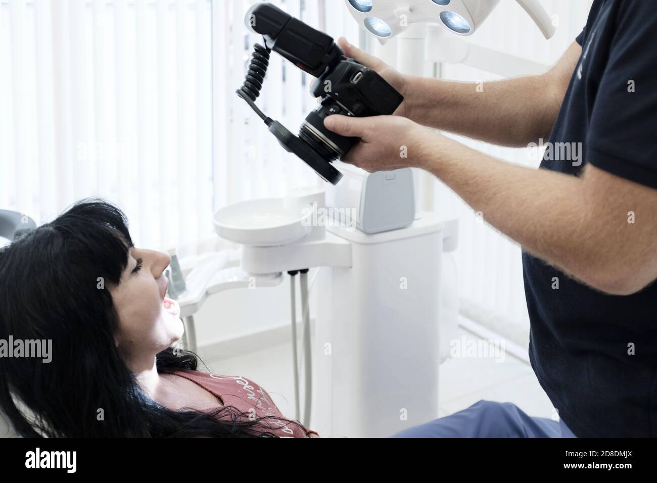 Macro fotografia dentale - il dentista maschile scatta foto ravvicinate dei pazienti denti Foto Stock