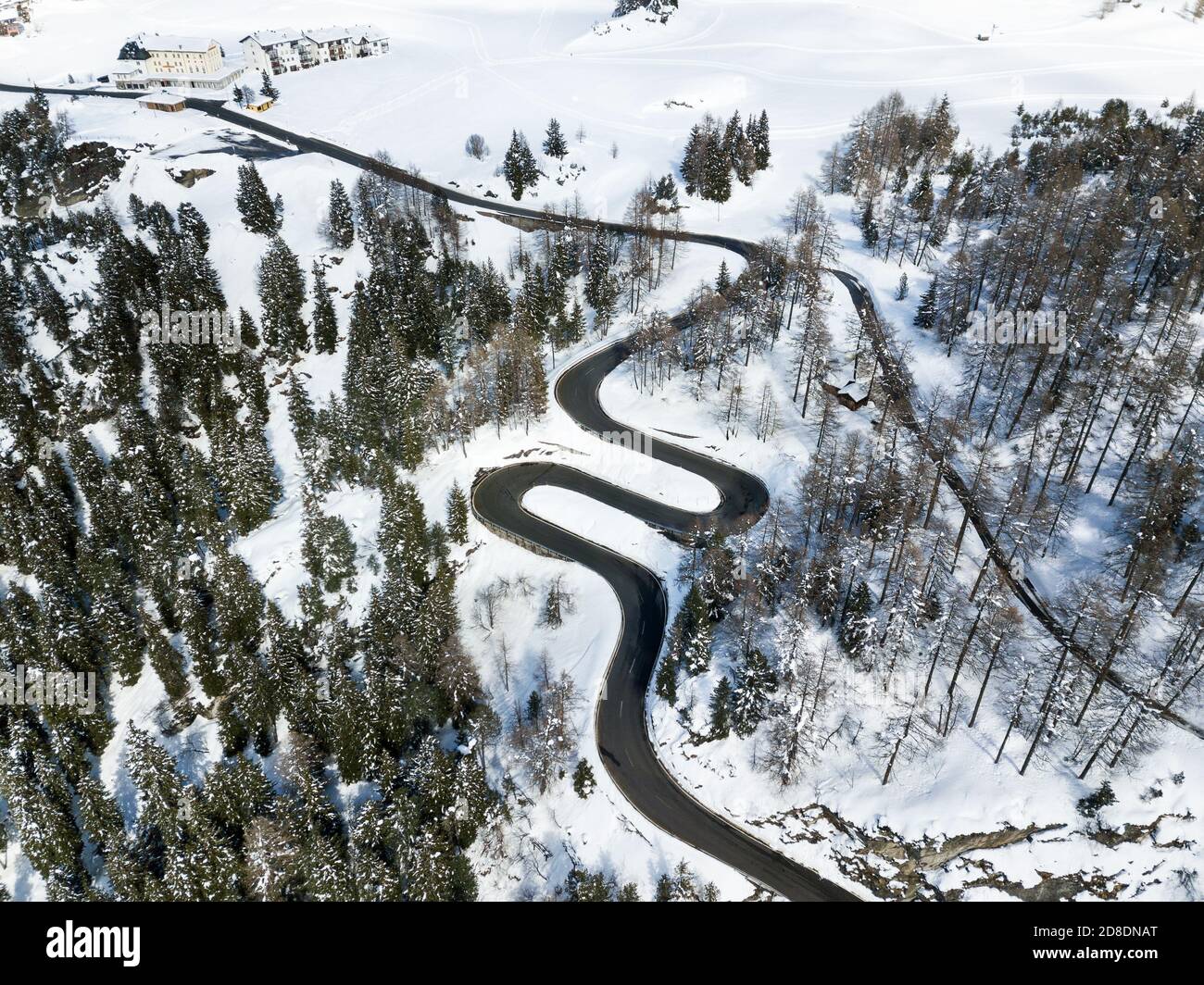 Strada curvilinea come un capello all'inizio del passo Maloja nelle Alpi svizzere, Canton Grison, Svizzera Foto Stock