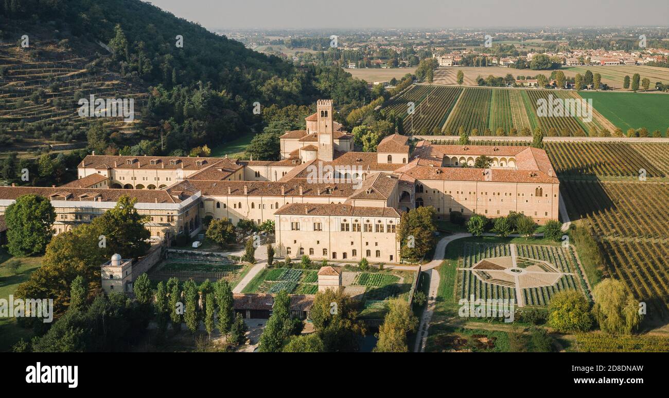 L'Abbazia di Praglia è un monastero benedettino situato nella frazione di Bresseo a Teolo, in provincia di Padova. Drone fotografia dell'Abbazia Foto Stock