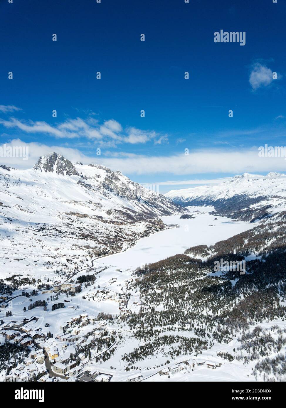 Vista aerea con drone sulla valle Engadin con stazioni sciistiche laghi di St. Moritz e Maloja, Alpi svizzere, Svizzera Foto Stock
