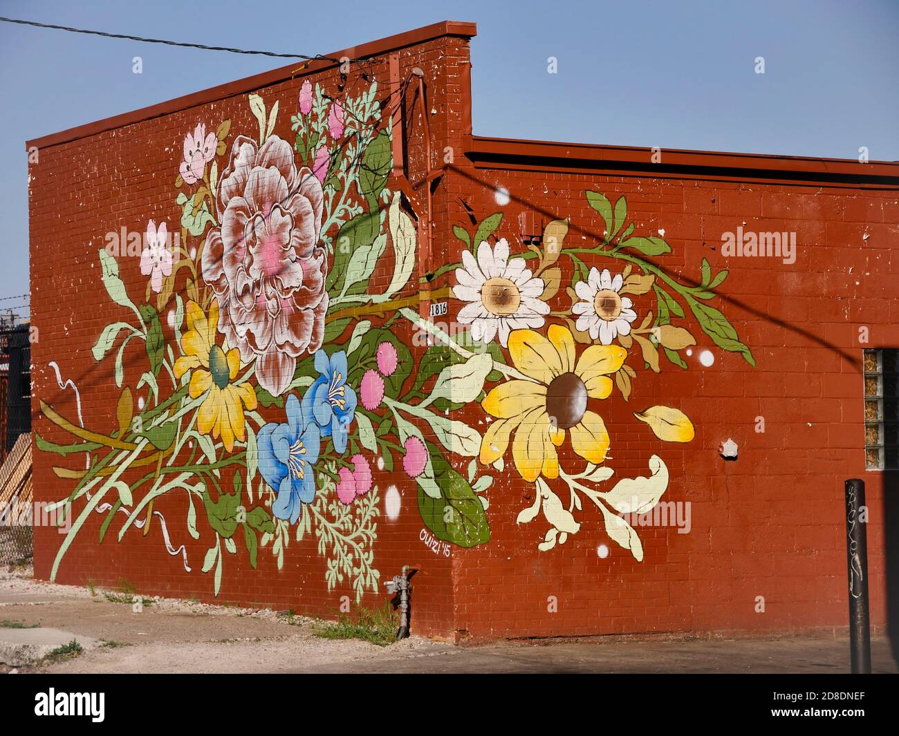 Murale dipinto vicino al mercato orientale di Detroit con fiori Foto Stock