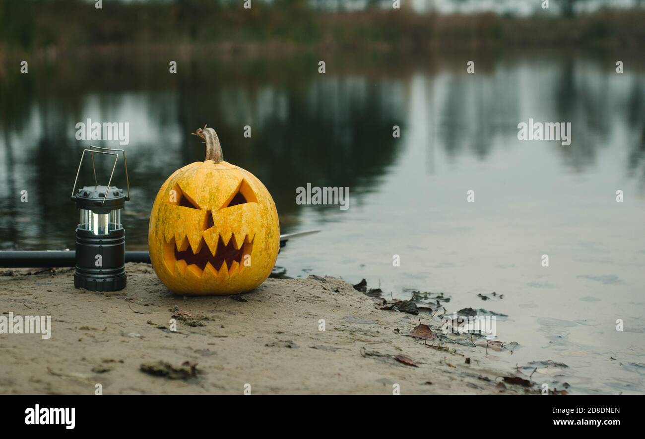 zucca spaventosa sul lago, zucca all'aperto Foto Stock