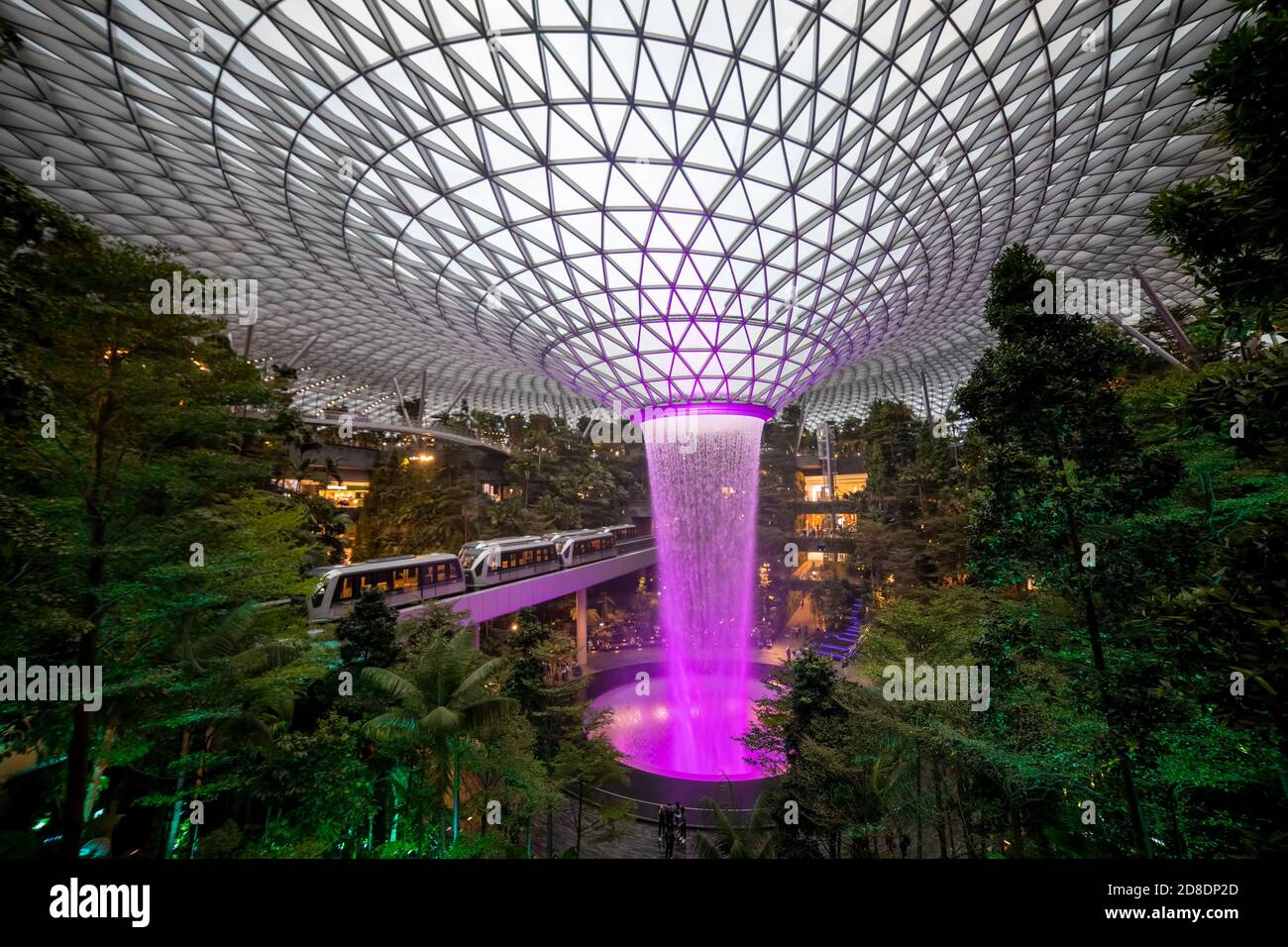 SINGAPORE - 3 MARZO 2020: Cascata al GIOIELLO del centro commerciale al terminal 4 dell'aeroporto changi di singapore in serata. Spettacolo di luci sull'acqua Foto Stock