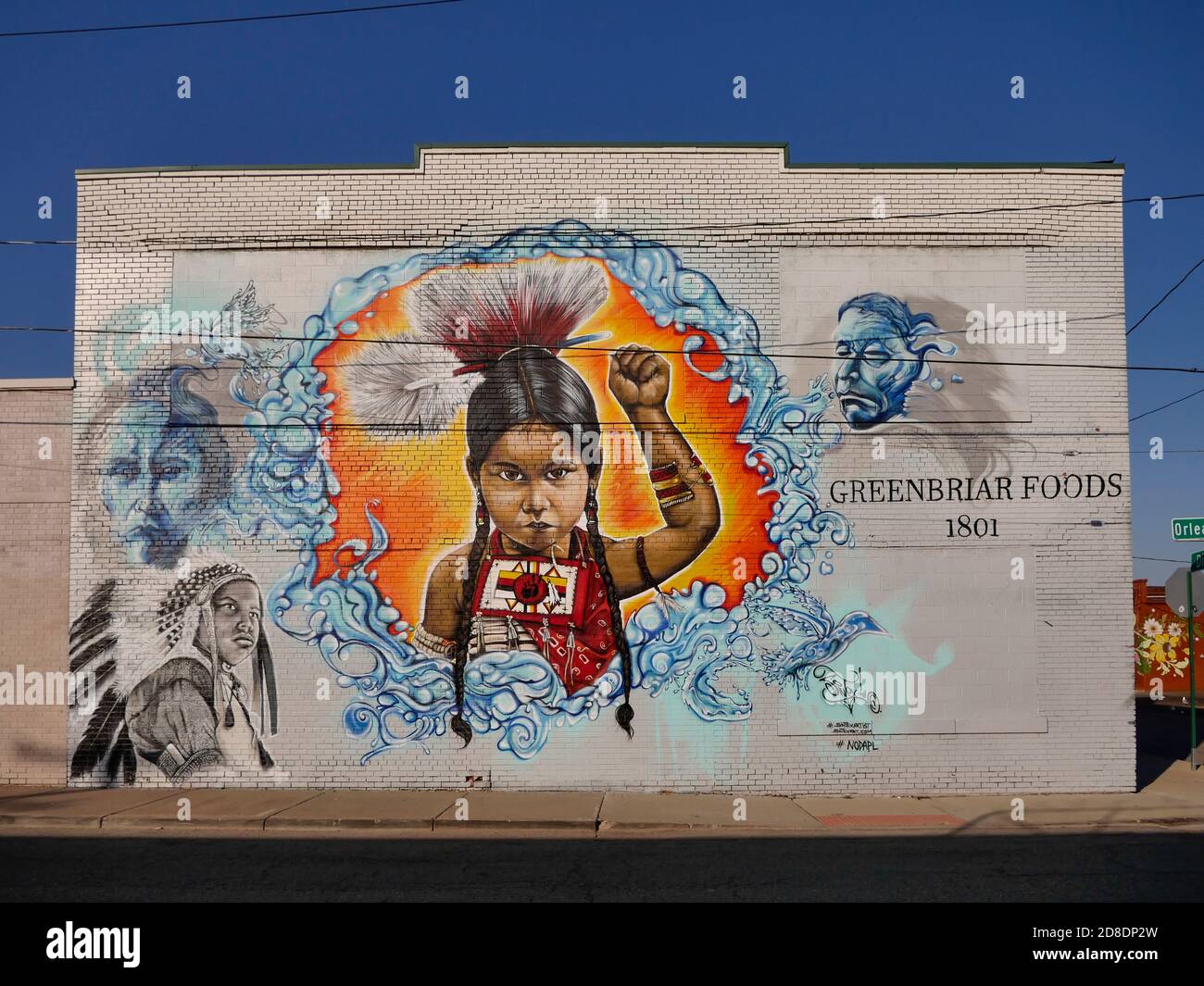 Murale dipinto vicino al mercato orientale di Detroit con nativi Tema e potere americano Foto Stock