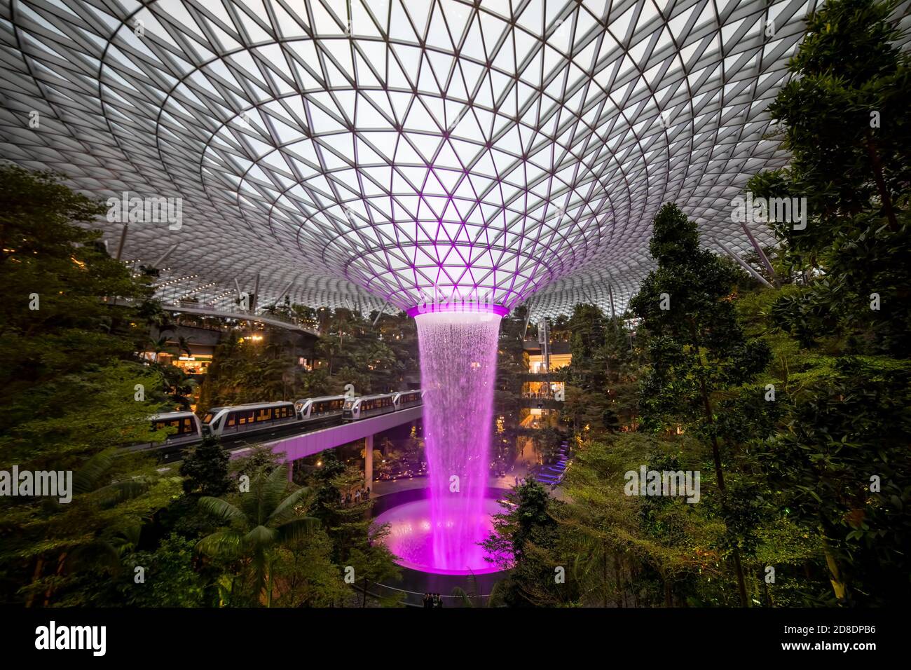 SINGAPORE - 3 MARZO 2020: Cascata al GIOIELLO del centro commerciale al terminal 4 dell'aeroporto changi di singapore in serata. Spettacolo di luci sull'acqua Foto Stock