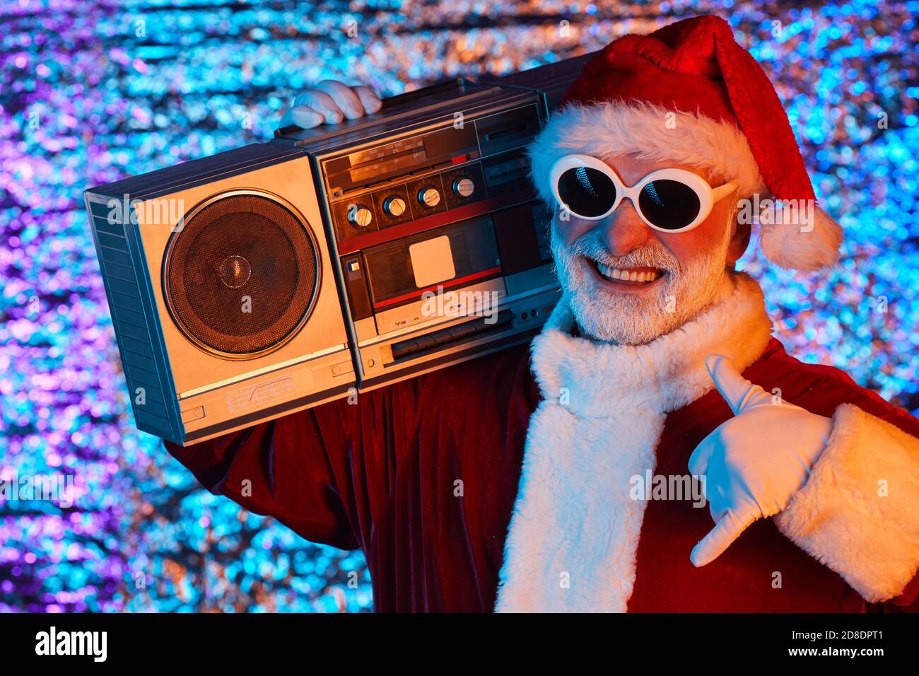 Babbo Natale in occhiali da sole godendo la musica in stereo e divertirsi Foto Stock