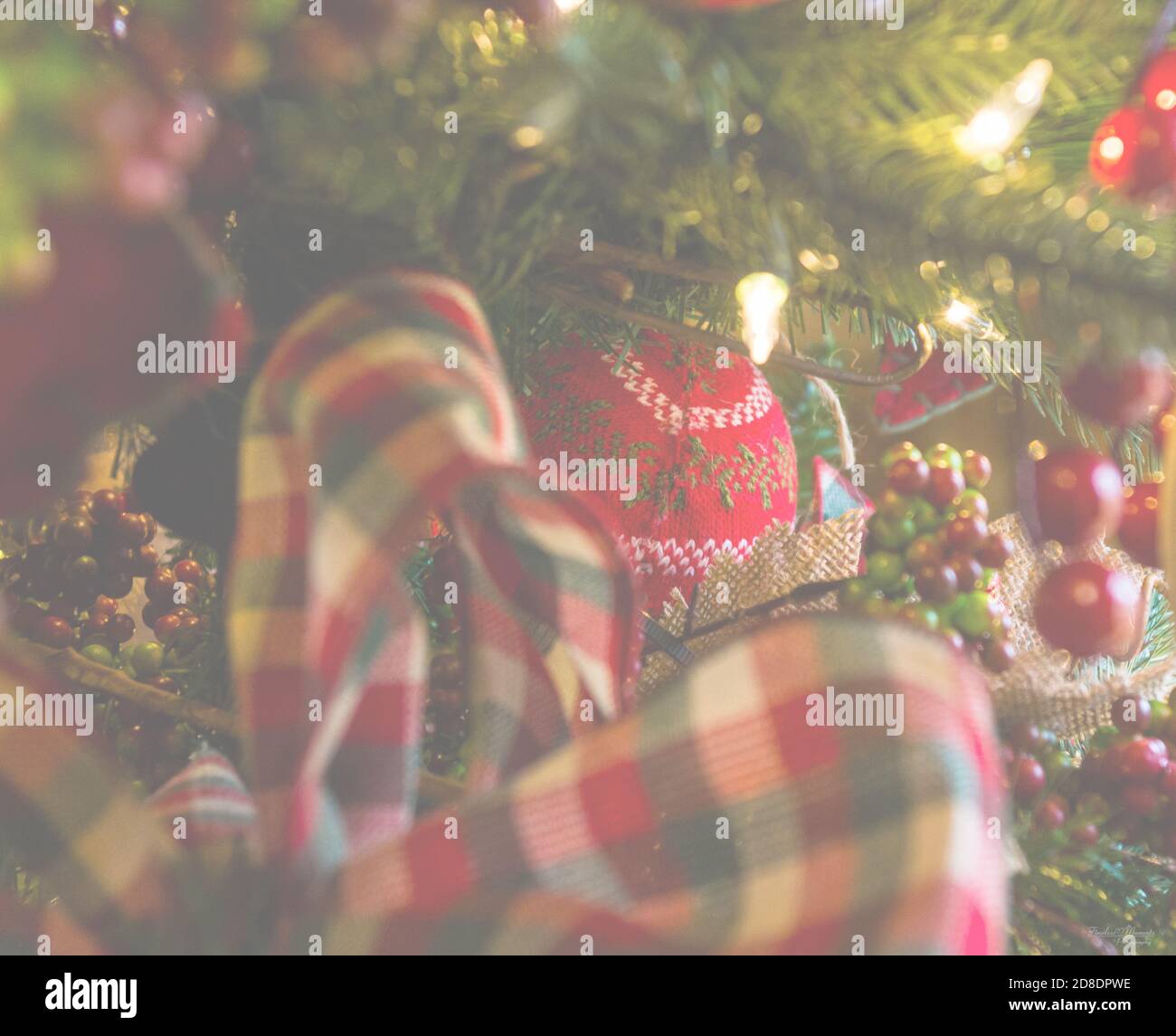 Una foto di sfondo di rosso e plaid decorazioni albero di Natale. Ho preso questa cattura di un albero di Natale decorato a Silver Dollar City a Branson. Foto Stock